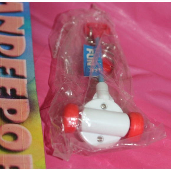 Toy Fair Fisher Price Basic Fun Popcorn Popper Toy Keychain 2001 In Package - Picture 3 of 3